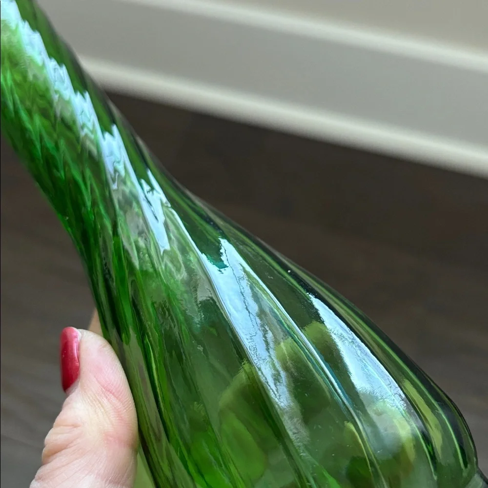 Hoosier Swirl Emerald Green ribbed glass 9”  bud vase,vintage #4094